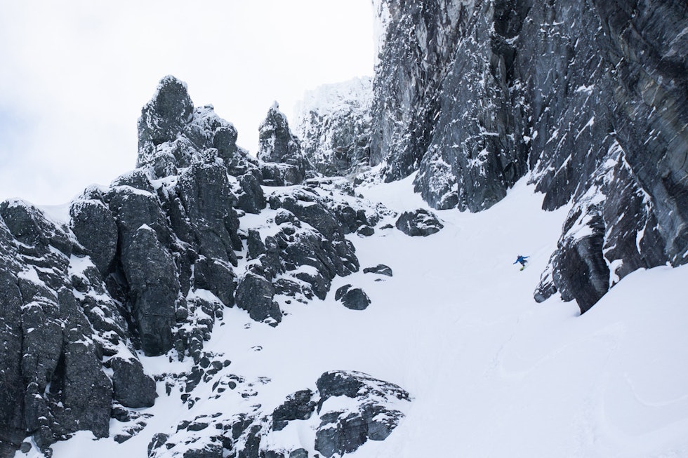 MEKTIGE OMGIVELSER: Per Ola Thingvold kjører dyp pudder på Skarfjell med temmelig rått terreng rundt seg. Foto: Tore Meirik topptur sunndal skarfjell