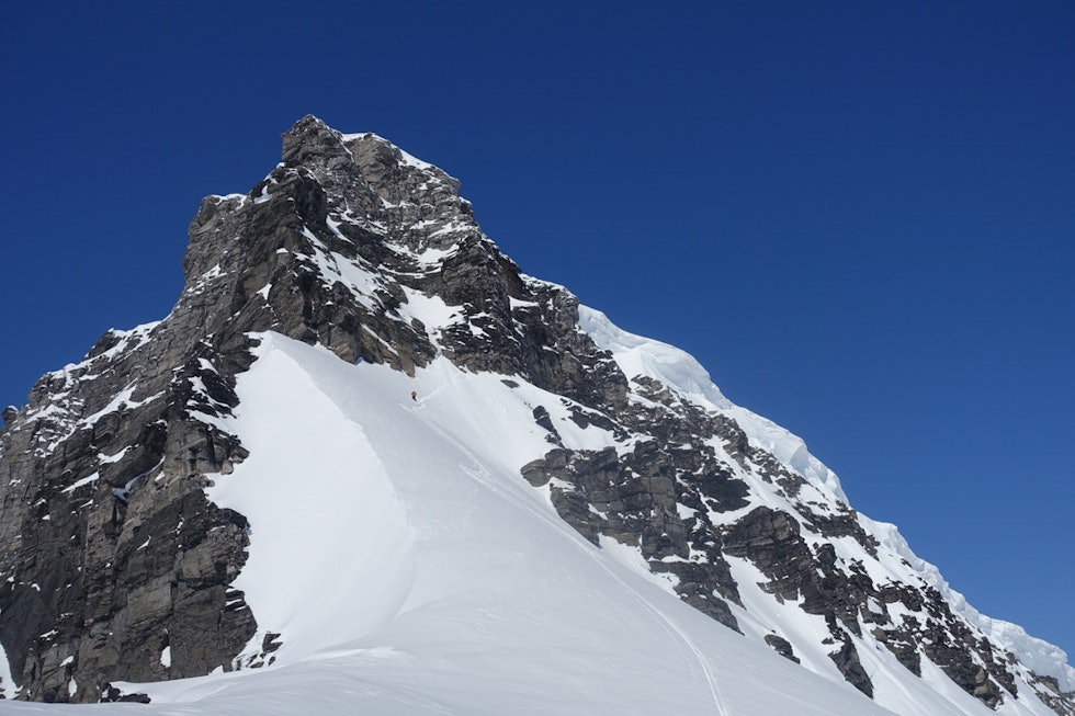 DRONNINGA: Et av Norges mest populære toppturfjell ruver på dette bildet, som viser rappellen ned mot Skaret og veien opp på naboen Kongen. Foto: Tore Meirik ssunndal topptur dronninga