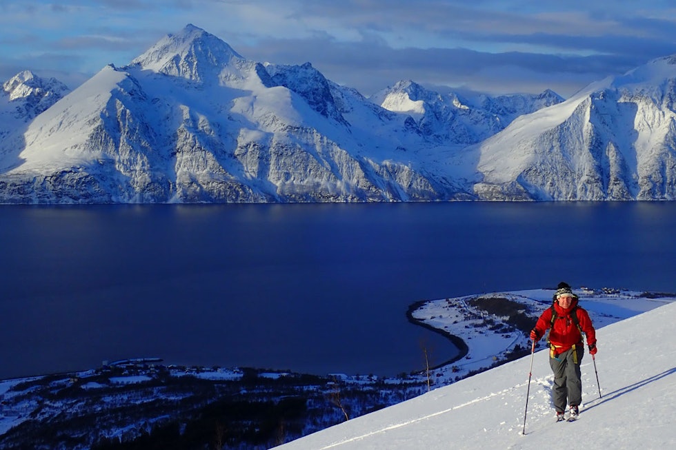 LITE Å DRASSE PÅ: Med lette toppturstøvler kan du gå lenger og mer komfortabelt. Her er sjefstester Erlend Sande på tur i Troms, med Fischer Travers på beina. Foto: Espen Nordahl LITE Å DRASSE PÅ: Med lette toppturstøvler kan du gå lenger og mer komfortabelt. Her er sjefstester Erlend Sande på tur i Troms, med Fischer Travers på beina. Foto: Espen Nordahl