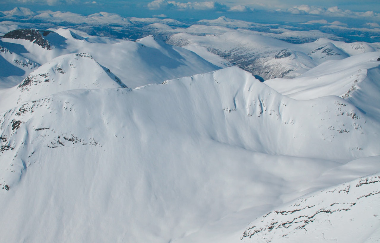 Høgseternebba og Helvetestind sett fra sørøst