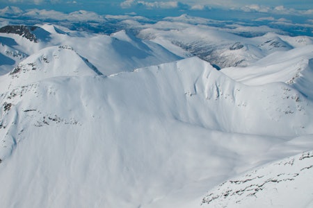 Høgseternebba og Helvetestind sett fra sørøst Høgseternebba og Helvetestind sett fra sørøst