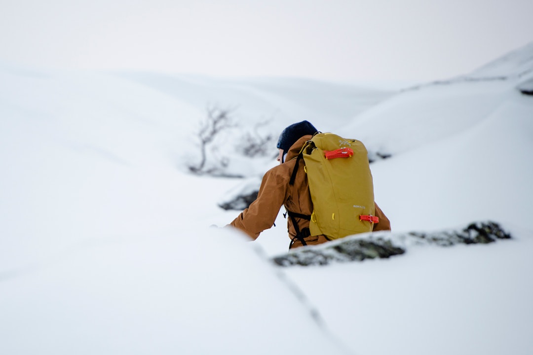 OPP: En god topptursekk må være behagelig både på vei opp og ned, og romme det du trenger. Foto: Martin Innerdal Dalen