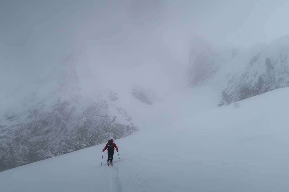 FINE SKIFORHOLD: Helvetestind og Romsdalen var nedsnødd. Foto: Bård Smestad Svartvassbu