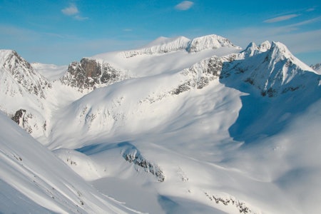 Turen til Nyheitind har mye av ruten felles med Sjøvdøla. I bagrunnen ser man hele Hauduken traversen med Gjuratinden til høyre og rygger hele veien rundt til Hoemtinden bak til venstre Turen til Nyheitind har mye av ruten felles med Sjøvdøla. I bagrunnen ser man hele Hauduken traversen med Gjuratinden til høyre og rygger hele veien rundt til Hoemtinden bak til venstre