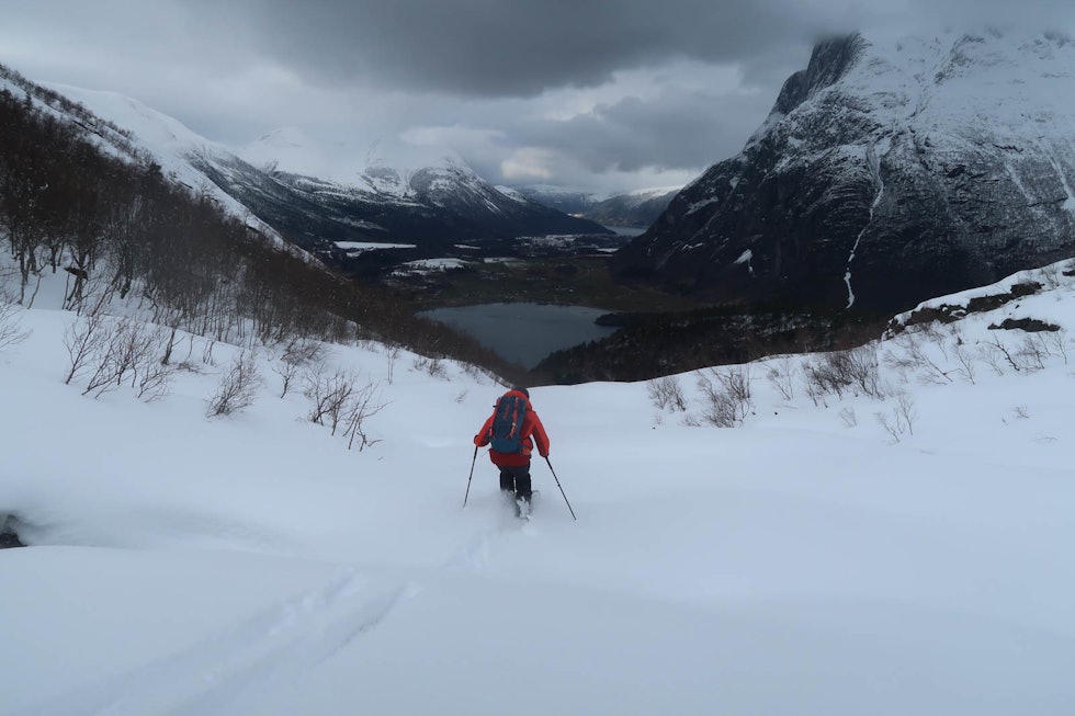 MOT VANNET: Turen ble avsluttet ned mot Eikesdalsvatnet. Foto: Bård Smestad Topptur Svartvassbu