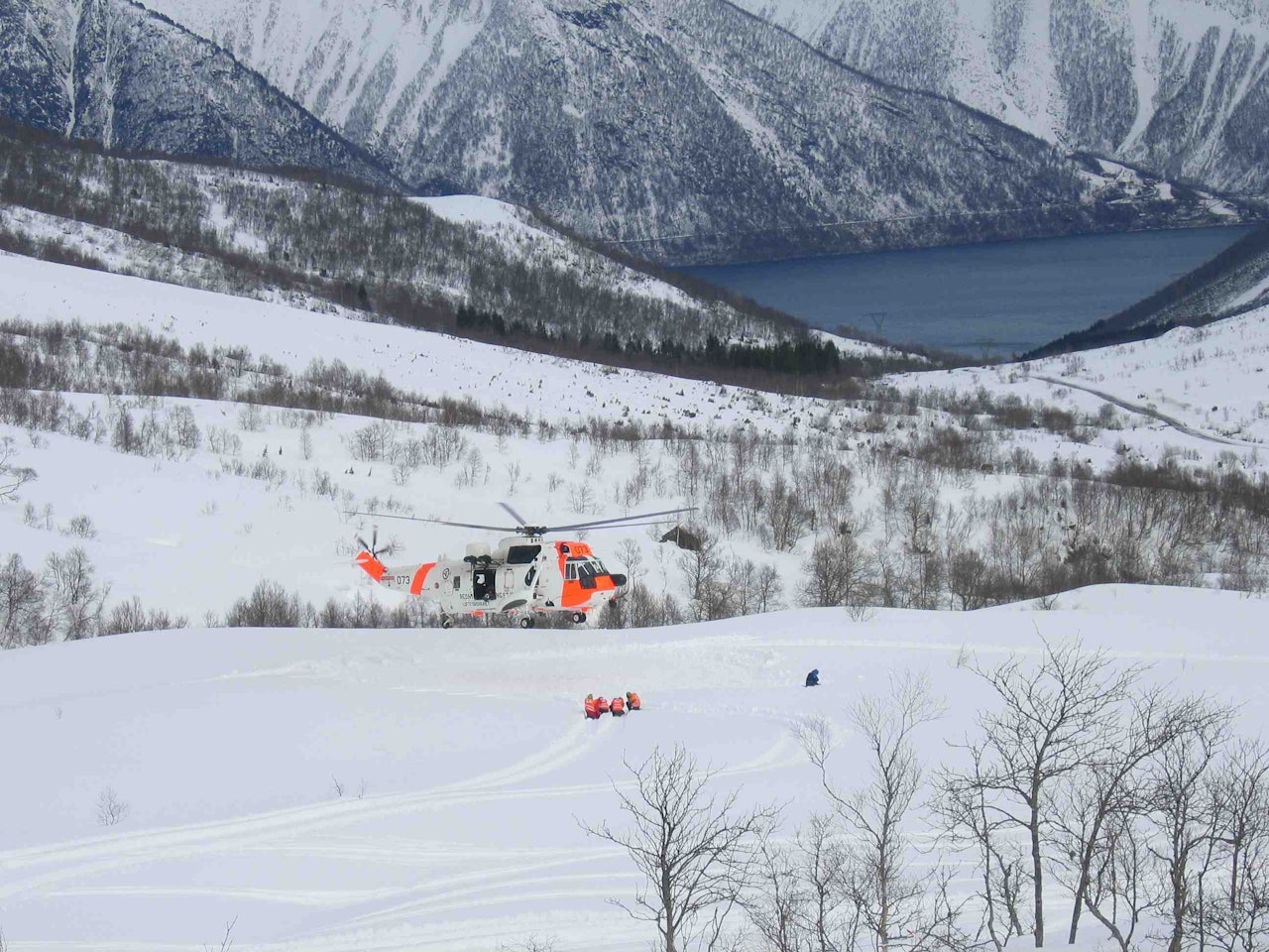FORBEREDT PÅ DET VERSTE: Røde Kors og Sea King på skredøvelse i Sunnmørsalpene. Foto: Jarle S. Bjørndal FORBEREDT PÅ DET VERSTE: Røde Kors og Sea King på skredøvelse i Sunnmørsalpene. Foto: Jarle S. Bjørndal