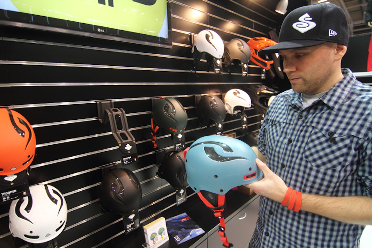 STÅLE OG TROOPERN: – Trooper-hjelmen får en rekke nye detaljer for neste vinter, forteller sjefsdesigner Ståle Møller. Foto: Tore Meirik STÅLE OG TROOPERN: – Trooper-hjelmen får en rekke nye detaljer for neste vinter, forteller sjefsdesigner Ståle Møller. Foto: Tore Meirik