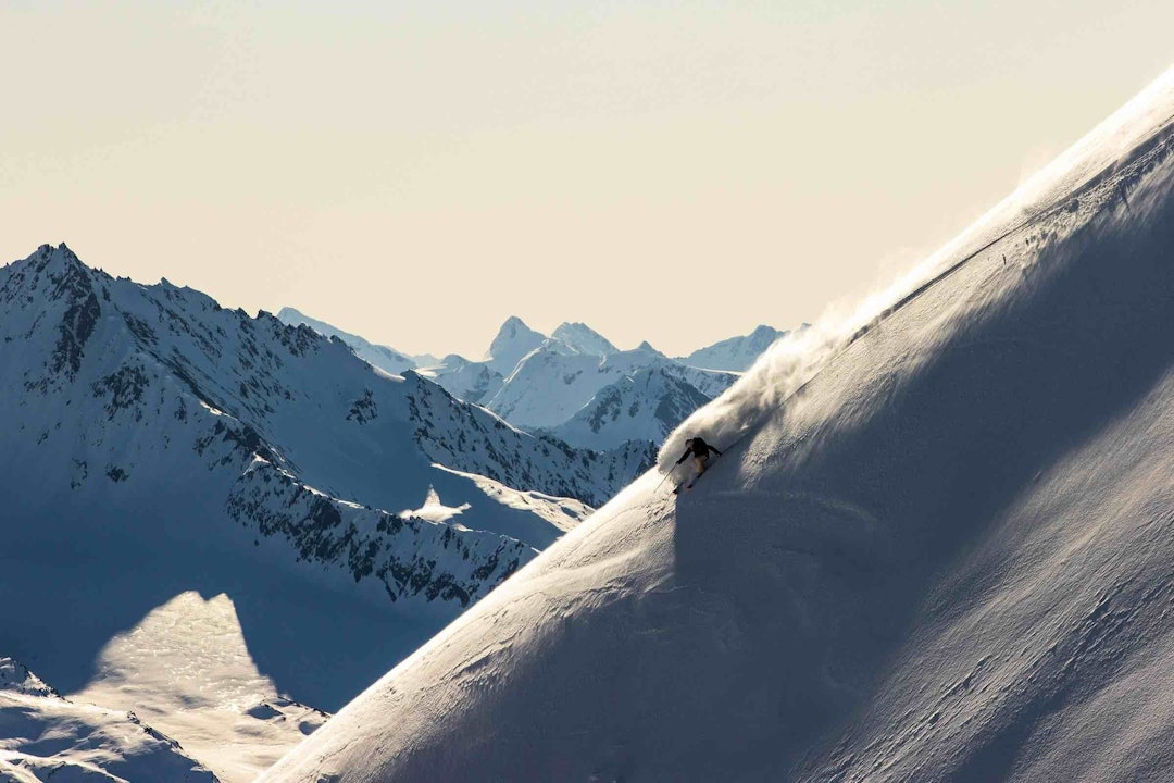 Elyse Saugstad shredder i Alaska, Chugach Mountains, nära Valdez. Foto: Jeff Cricco ORAGE_FW21_ElyseSaugstad_Cricco_04_detail