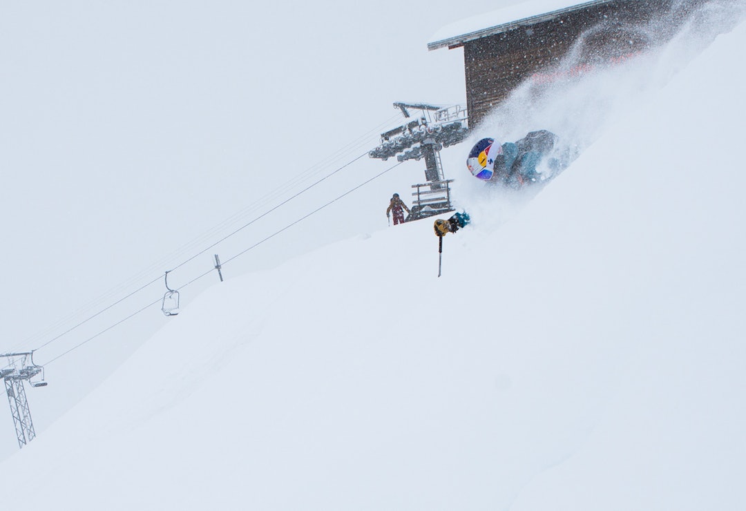 PÅ JOBB: Chris Davenport i aksjon i Engelberg på oppdrag for sin forrige klessponsor, Spyder. Foto: Tore Meirik Chris Davenport Norrøna
