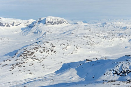 Lairečorru fra nordvest. Den tydelige toppen i bakgrunnen er Vuoiddasriida. Foto: Rune Dahl / Toppturer rundt Narvik.