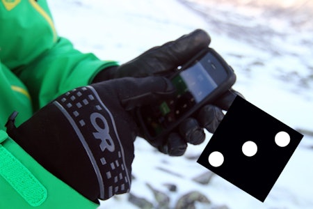 FOR STOR DEKNING: OR Sensor-hanskene kan brukes på mobiltelefonen, men fingra blir for store for berøringsskjermens små knapper, og da faller vitsen bort. Fortsatt er det greiest å ta av hanskene, også når det er bikkjekaldt. 