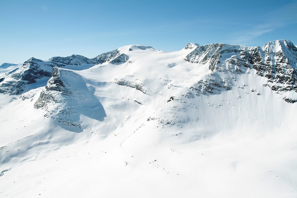 KRONEN PÅ VERKET: Flott kombinasjon av ski- og bretur i storslåtte omgivelser. Kongskrona er nabotoppen til Dronningkrona. I likhet med Dronningkrona gir denne turen 1600 høydemeter med skikjøring, men terrenget er mye mer variert. Toppen av Kongskrona er helt flat og dekket av en isbre. Kongskrona