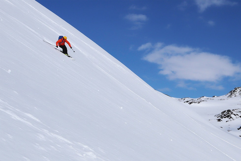 STABILE NEDOVER: Skit- ester Tore Meirik på vei ned fra en kjapp testtur på Stens- esbrona i Oppdal med G3 Slayr. Foto: Siv-Elin Skogen Brede toppturski