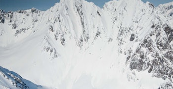 Dei bratte rennene i vestsida av Sætretindmassivet kan berre køyrast av erfarne alpinistar på skredtrygge dagar. Foto: Eirik Vaage. Dei bratte rennene i vestsida av Sætretindmassivet kan berre køyrast av erfarne alpinistar på skredtrygge dagar. Foto: Eirik Vaage.