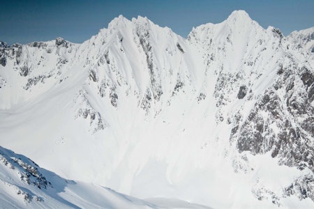 Dei bratte rennene i vestsida av Sætretindmassivet kan berre køyrast av erfarne alpinistar på skredtrygge dagar. Foto: Eirik Vaage.