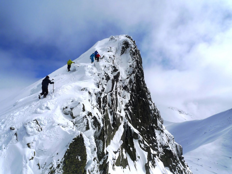 KJEGLA I ROSENDAL: Omnatind reiser seg karakteristisk mellom Melderskin og Bjørndalstindene i Rosendal, og er en spektakulær topptur. Foto: Bre og Fjell Omnatind