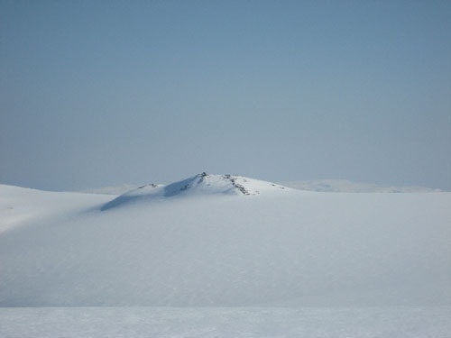 FINNMARKS HØYESTE: Loppatinden er Finnmarks høyeste fjell og kan bestiges med ski langt ut på sommeren, da den stikker opp av Øksfjordbreen. På toppen har du utsikt over Lopphavet, halve Vest-Finnmark og mot sør kan du se Store Kågen ved Skjervøy i det fjerne. Det er ikke ofte man treffer på folk, men de lokale toppturentusiastene har dette som en av favorittene på våren. Loppatinden