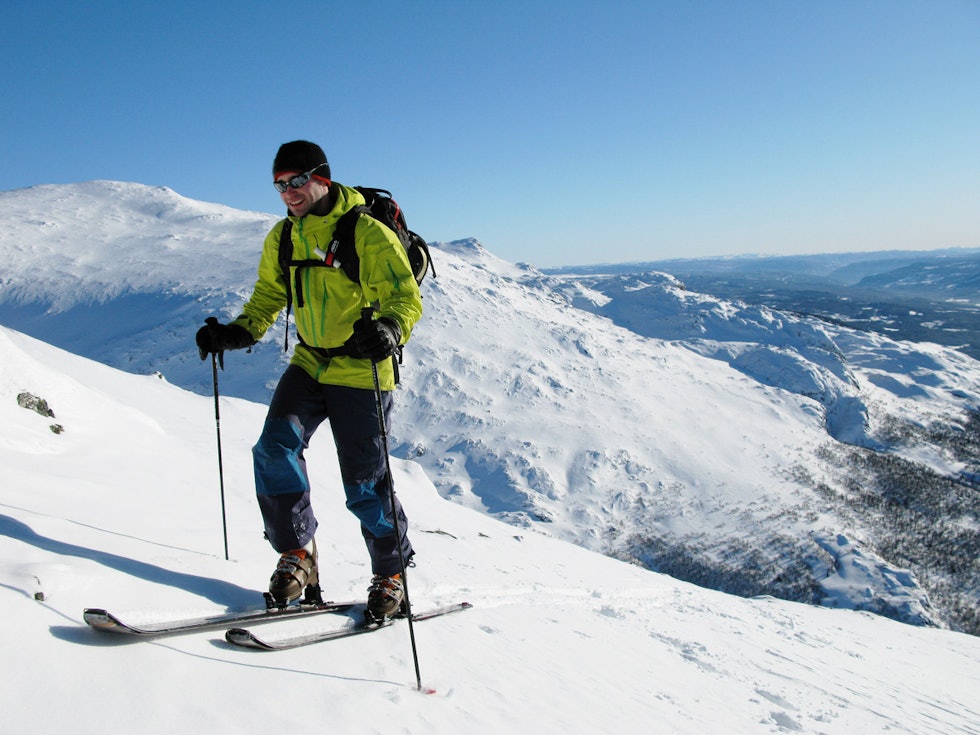 BYGDENÆR KLASSIKER: Kyrkjebønosi er en av toppturklassikerne i Hemsedal. Fjellet ligger rett nordøst for skibygda og startstedet ligger i gangavstand fra sentrum. Høydeforskjell på drøyt 900 meter er blant de lengste i Hemsedal og fra toppen har du mulighet til å velge nedkjøringsvarianter i alle himmelretninger. Kyrkjebønosi