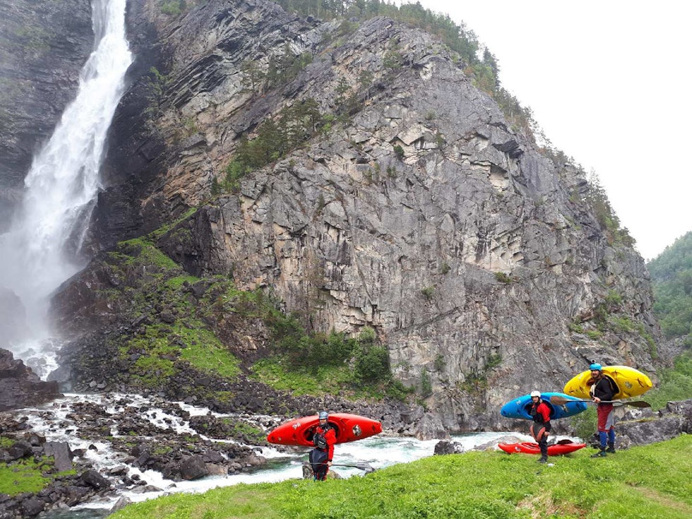 FINT: Elvepadling er trivelig og sosialt. Her er en gira gjeng på vei til elva Grøvu i Møre og Romsdal med creekbåtene sine på skuldra. Foto: Bjørn Thomlevold elvepadling utstyr