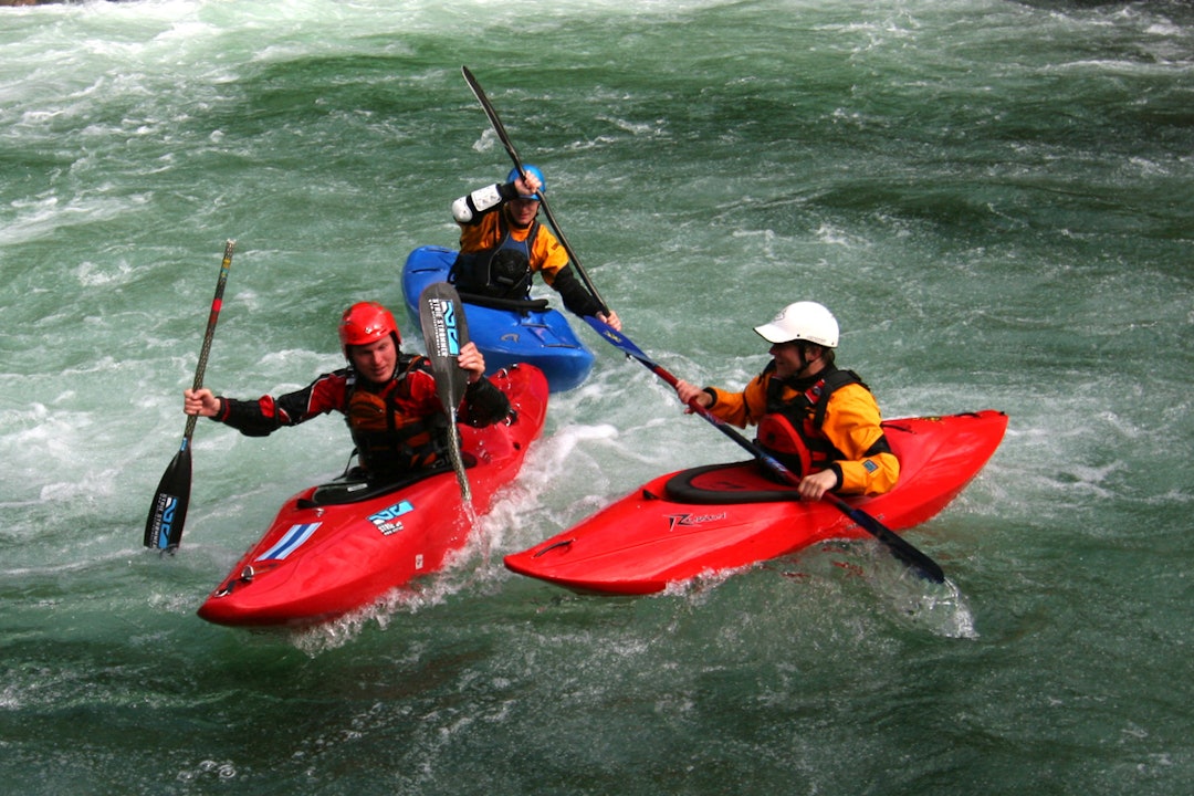 KNEKT: Det kan bli dramatisk når åra knekker, men i dette tilfellet skjedde ingenting annet enn at Kay-Arne Randen måtte avbryte turen i Jordalselva ved Voss. Foto: Tore Meirik elvepadling utstyr