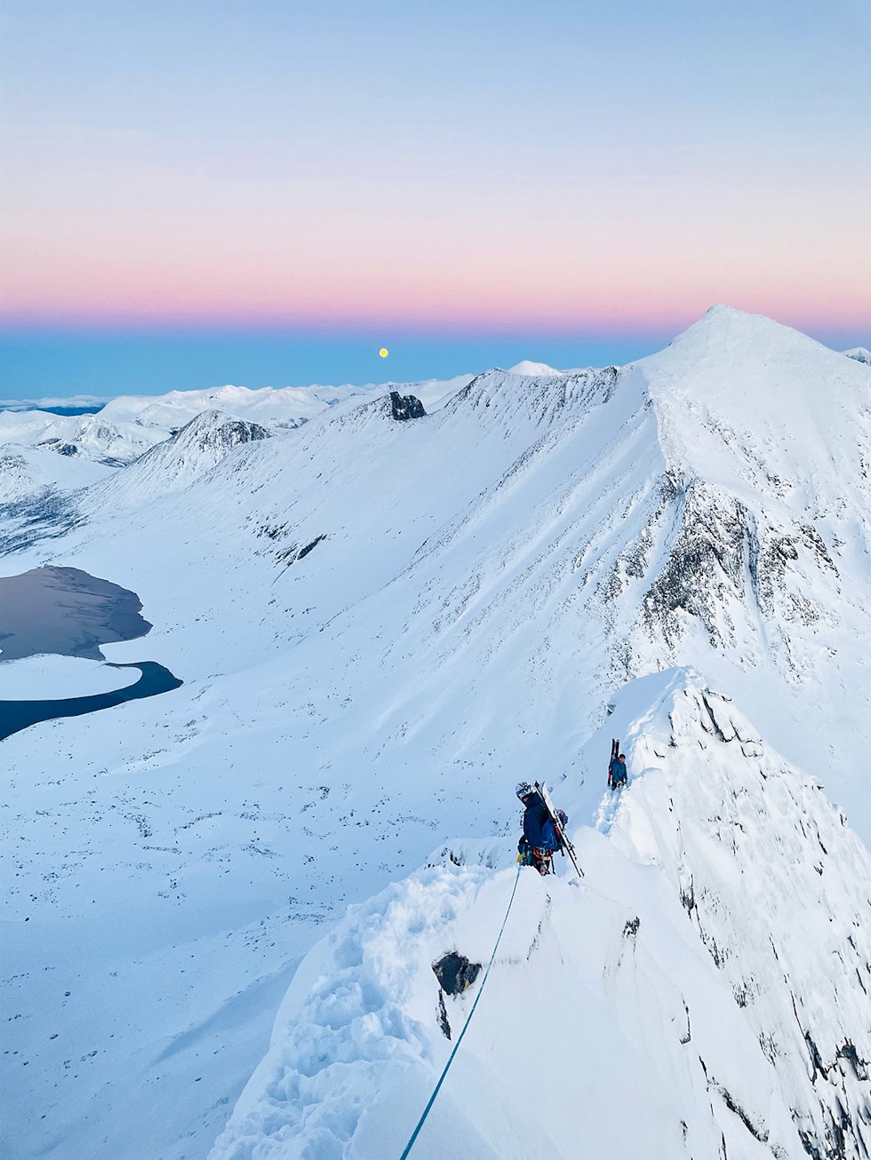 Det siste stykket til toppen fikk vi selskap av månen. Foto: Espen Helgesen Kyrkjetaket