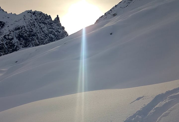 DRAMATISKE FJELL: Sunnmørske fjelltoppar og djup snø i skjønn foreining. Foto: Stig Helset sesongstart sunnmøre