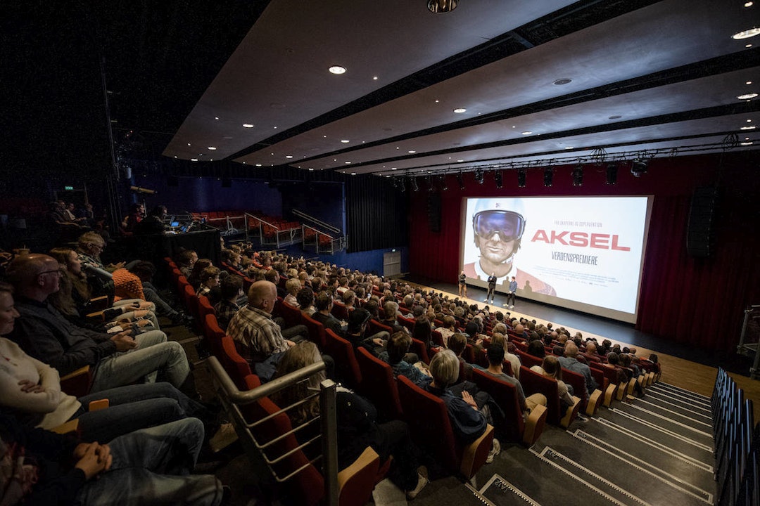 PREMIERE: HØYTID: Aksel Lund Svindal og regissør Even Sigstad blir intervjuet av kinosjef Morten Hågensen i en fullsatt kinosal under premieren. Foto: Martin I. Dalen Aksel Lund Svindal