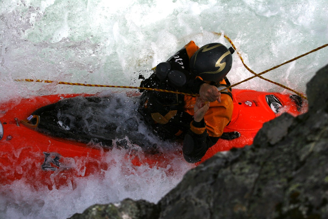 STYR: Kasteline er viktig for å hjelpe padlere som sliter i strømmen. Foto: Tore Meirik elvepadling utstyr