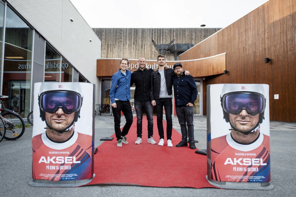 På TURNÉ: Regissør Even Sigstad, Aksel Lund Svindal og Mathias Brendsrud og Espen Kristiansen fra Field Productions utenfor Oppdal kulturhus. Foto: Martin I. Dalen Aksel Lund Svindal
