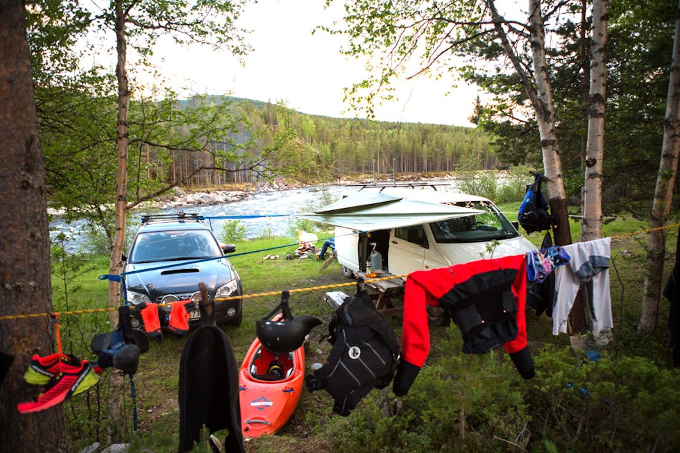 SOSIALT: Bil, kompiser og campingutstyr (inkludert øks for å fyre store bål) blir etter hvert også en del av padleutstyret. Foto: Tore Meirik elvepadling utstyr