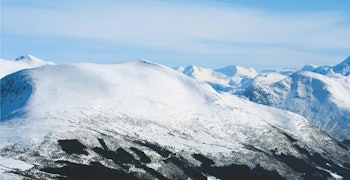 Tarløysa: Fra vest er Tarløysa lett tilgjengelig. Veien opp til Nysetra tar deg med til 400 moh og gir et godt utgangspunkt for turen. Tarløysa 1086 moh fra Toppturer i Romsdalen