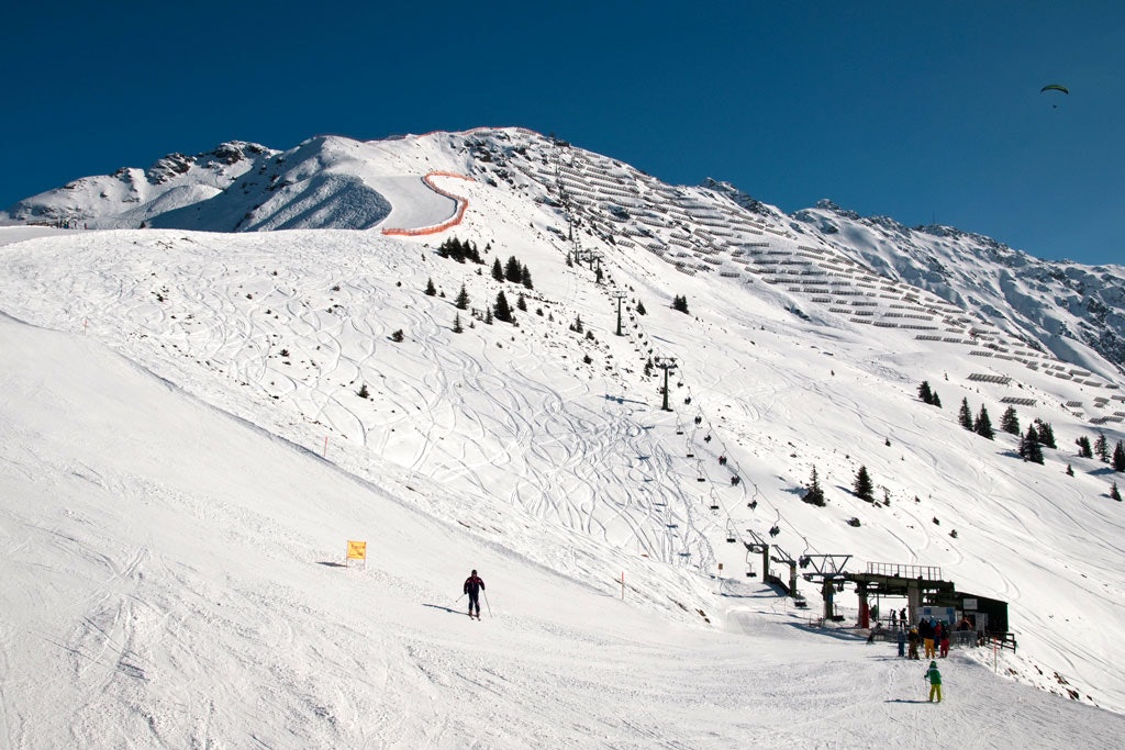 TØFF FASTKLEMMEHEIS: Baksiden av Sennigrat-heisen i Hochjoch i Østerrike: Gir vanvittig enkel tilgang til et lite -men eksepsjonelt bra- frikjøringsområde –kjent blant annet fra Field Productions´ Eyes Wide Open. TØFF FASTKLEMMEHEIS: Baksiden av Sennigrat-heisen i Hochjoch i Østerrike: Gir vanvittig enkel tilgang til et lite -men eksepsjonelt bra- frikjøringsområde –kjent blant annet fra Field Productions´ Eyes Wide Open.