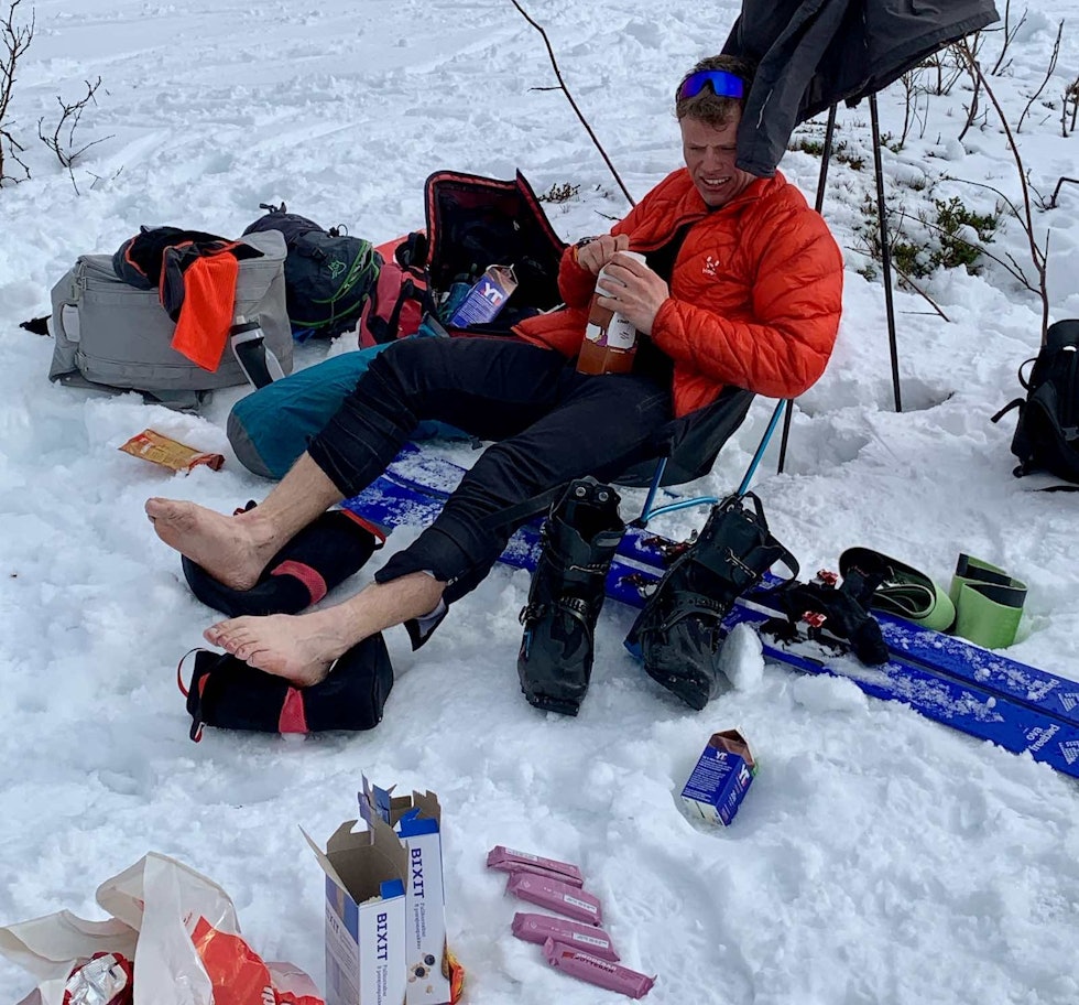 PÅFYLL: Tørre sokker, næringsinntak og en pust i bakken får man betalt for med renter under en everesting. Foto: Frank Holen Tromsø everesting