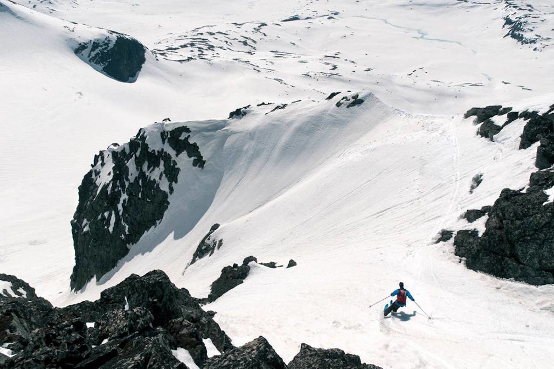 FINE FJELL: Tindevegen åpner for flere fine skifjell. Her fra Ned sørrenna fra Vestre Austabotntind. Foto: Bjørnar Bjørhusdal Austabotntind