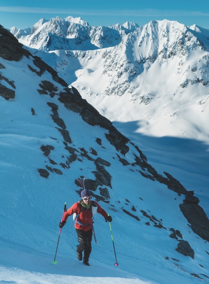 FJELLKAVALKADE: Vegard på vei opp passet øst for Stetind. Han hadde på dette tidspunktet forsert alle fjellene i bakgrunnen, i tillegg til seks topper over 1000m man ikke ser. Han var ved bedre mot enn forventet