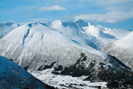 Kaldtinden sett fra øst. Foto: Tore Meirik. / Trygge toppturer. Kaldtinden sett fra øst. Foto: Tore Meirik. / Trygge toppturer.
