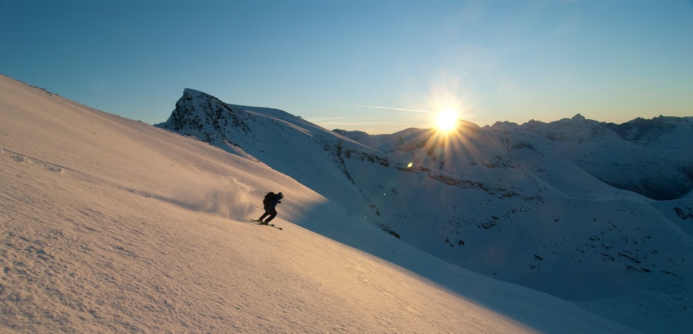 Ned fra Kvitfjellet i ettermiddagslys og perfekte snøforhold. Foto: Bjørn Magne Øverås Eresfjord-Toppturer-i-Romsdalen-2
