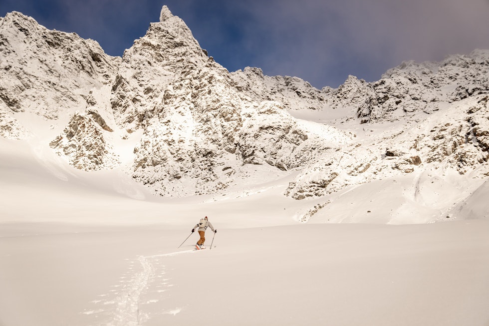 FINT FØRE: Deilig snø, nydelige omgivelser og oktober (!). Foto: Martin Andersen Kjostind Lyngen topptur