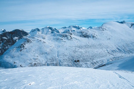 Kvitfjellet med den lange nordryggen og flotte vestsiden. Et supert skifjell. Foto: Bjørn Magne Øverås Kvitfjellet med den lange nordryggen og flotte vestsiden. Et supert skifjell. Foto: Bjørn Magne Øverås