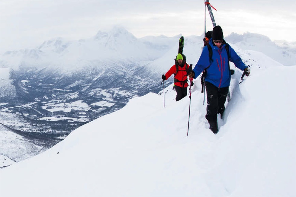 GODE UTSIKTER: Henning Reinton (foran) og Sveinung Svendsen på vei over ryggtraversen fra Galtåtind til Loftskarstind. Foto: Hans Petter Hval Romsdal Lodge
