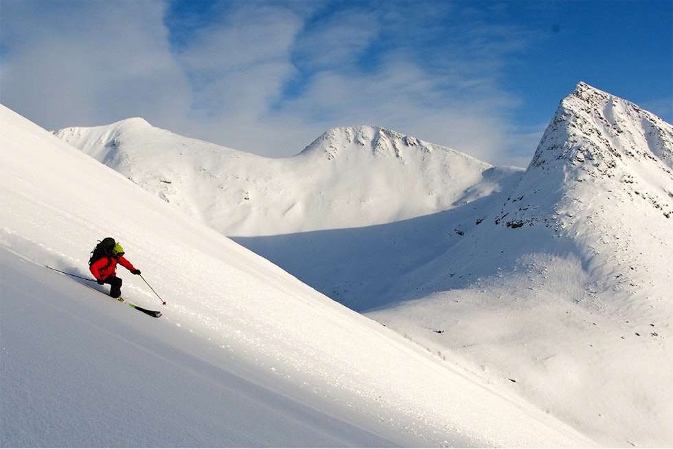 FRA LOFT TIL KOLDT: Sveinung Svendsen fra Alta visste ingenting om at Ida Siem hadde stelt i stand et koldtbord i lodgen etter denne ferden ned fra Loftskarstind. Foto: Hans Petter Hval Romsdal Lodge