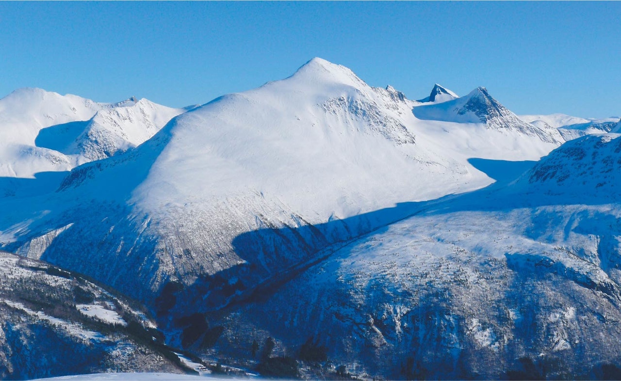 Skjorta 1711 moh fra Toppturer i Romsdalen Skjorta 1711 moh fra Toppturer i Romsdalen