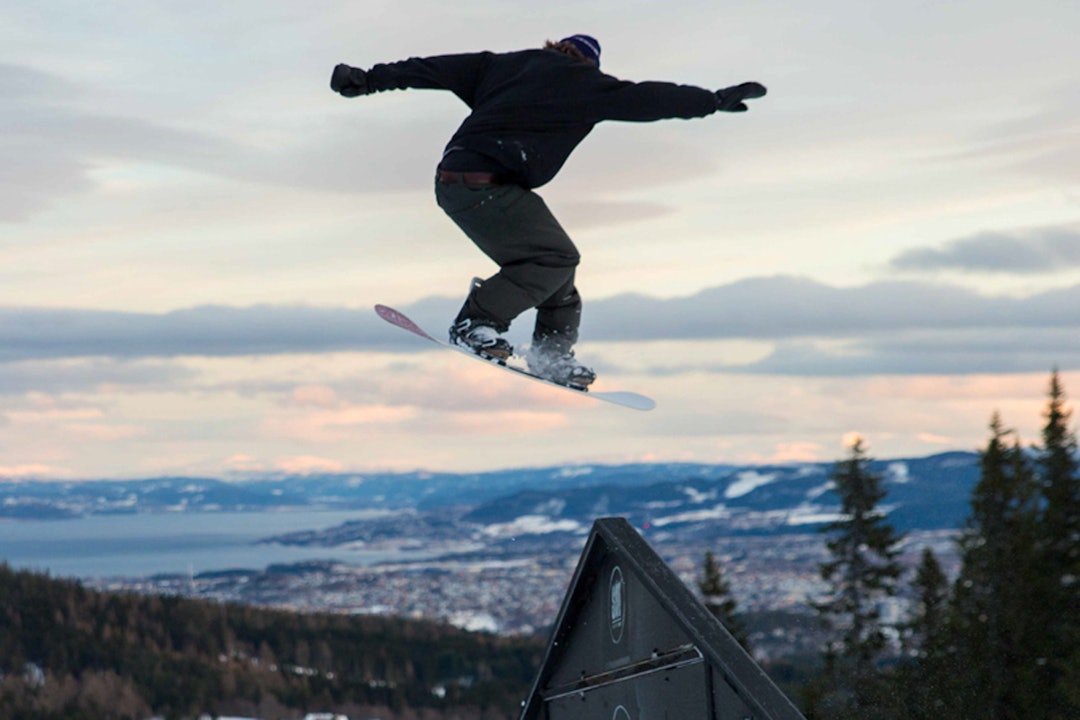 Fra Gråkallparken, hvor du får tøffe rails med byutsikt. Foto: Sigurd Vaagland Gråkallen gråkallparken gråkallen vinterpark alpint snowboard fri flyt guide snowboard ski freeride