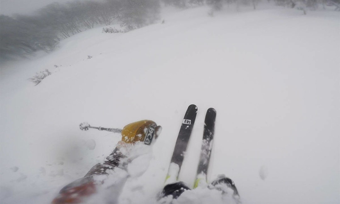Essensen av Oppdal er puddersnø, litt tåke og EVI-ski, som produseres i bygda. Foto: Tore Meirik Oppdal skisenter Oppdal så klart alpinsenter trondheim alpint snowboard fri flyt guide snowboard ski freeride