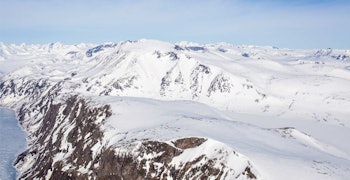 Dag 1. Starter med en rolig, slak oppgang til toppen av Besshøe (2258 moh), før man kjører ned renna på sydøstsiden og deretter følger det som på sommeren er første del av Besseggen ned til Memurubu. Foto: Marte Stensland Jørgensen / Fra Høgruta i Jotunheimen Dag 1. Starter med en rolig, slak oppgang til toppen av Besshøe (2258 moh), før man kjører ned renna på sydøstsiden og deretter følger det som på sommeren er første del av Besseggen ned til Memurubu. Foto: Marte Stensland Jørgensen / Fra Høgruta i Jotunheimen