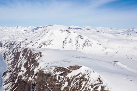 Dag 1. Starter med en rolig, slak oppgang til toppen av Besshøe (2258 moh), før man kjører ned renna på sydøstsiden og deretter følger det som på sommeren er første del av Besseggen ned til Memurubu. Foto: Marte Stensland Jørgensen / Fra Høgruta i Jotunheimen