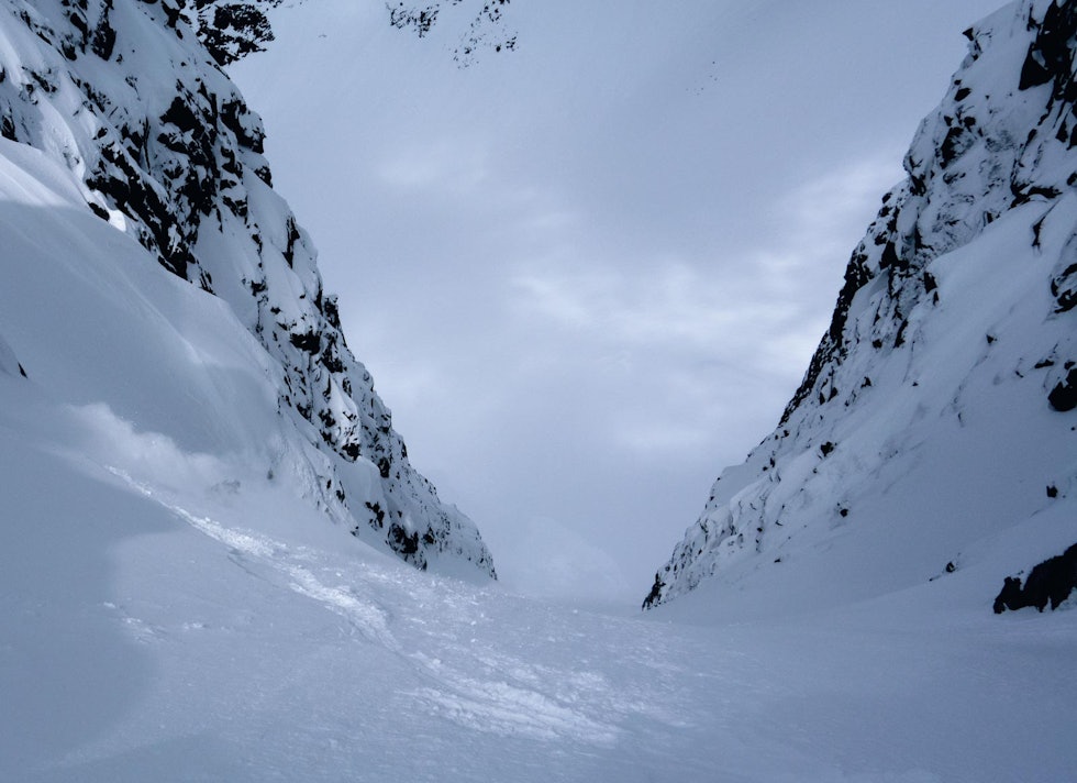 FORSVANT: I noen korte øyeblikk kunne man skimte Vegard mellom de hvite skyene han la igjen. Foto: Vebjørn Enersen. Hurrungane
