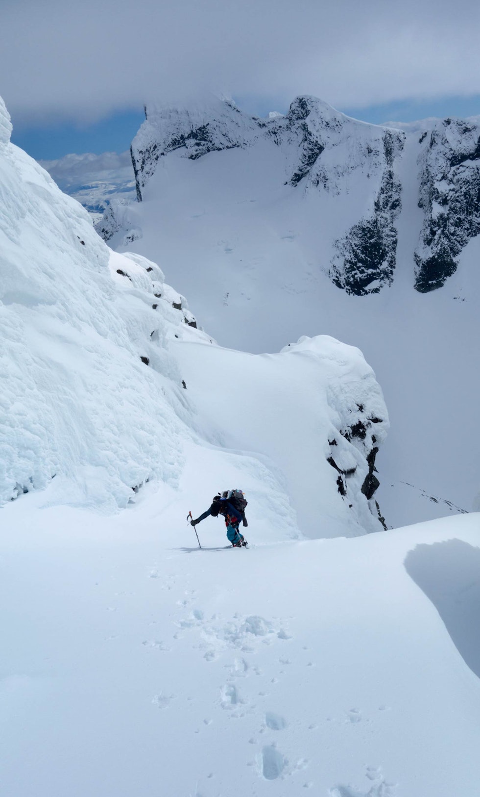 TUNGT: Nedkjøringene føles enda bedre når det er krevende å komme seg opp. Earn your turns! Foto: Vegard Aasen. Hurrungane