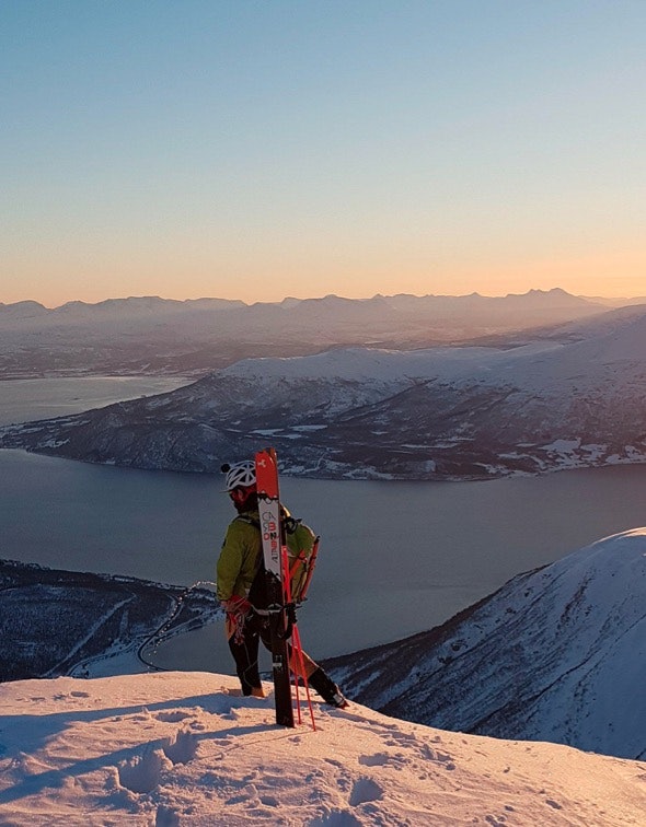 Figur 2Drakten har også en til velplassert glidelås du ser i brukt på toppen av Gjømmertind. Foto: Jørgen Haug Myhr Figur 2Drakten har også en til velplassert glidelås du ser i brukt på toppen av Gjømmertind. Foto: Jørgen Haug Myhr