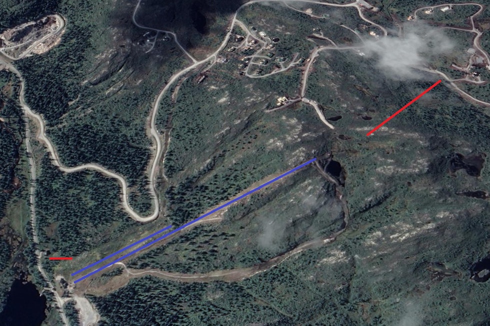 NYE HEISER: De blå strekene er eksisterende heiser. Den røde streken til høyre er den nye toppheisen. Foto: Harald Haaland/Google Maps Høgevarde